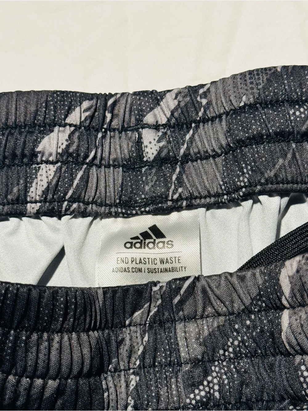 ADIDAS Youth “Black Gray” Mid Rise Camo Shorts Size Medium
